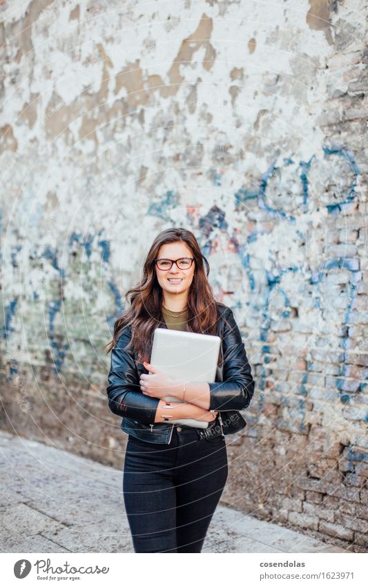 Junge Frau mit Notebook lernen Studium Student feminin Jugendliche 1 Mensch 18-30 Jahre Erwachsene Jacke Leder brünett langhaarig Arbeit & Erwerbstätigkeit