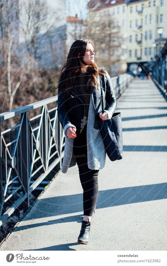 Ana Lifestyle kaufen Stil Student feminin Junge Frau Jugendliche 1 Mensch 18-30 Jahre Erwachsene Stadt Mode Hose Jacke Mantel Tasche brünett langhaarig rennen