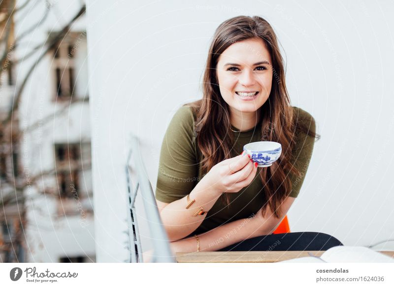 Tea Time #yolo trinken Tee Freude Azubi Studium lernen Student feminin Junge Frau Jugendliche 1 Mensch 18-30 Jahre Erwachsene Balkon T-Shirt Schmuck brünett