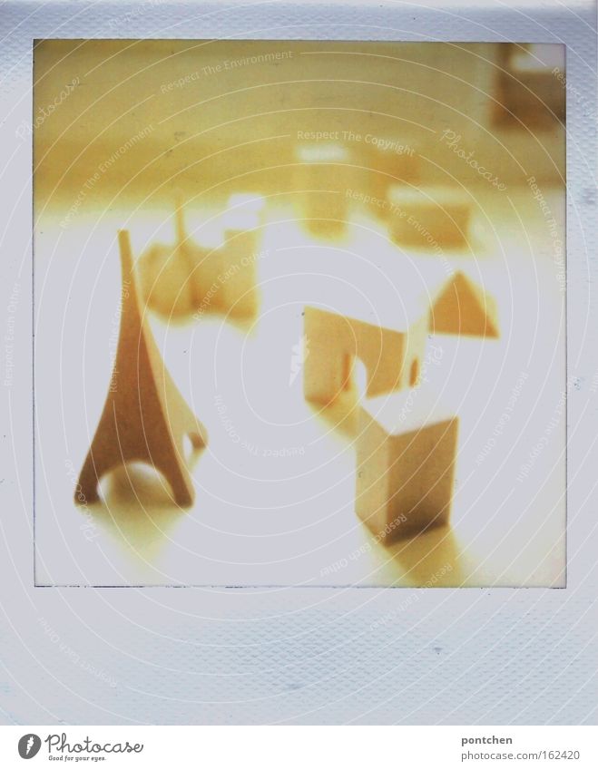 Holzfiguren. Eiffelturm, Häuser. Spielen Polaroid Sonnenlicht Sonnenstrahlen Gegenlicht Modellbau Kinderspiel Sightseeing Städtereise Wohnung Paris Frankreich