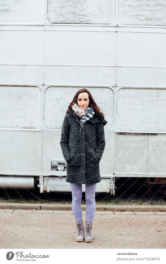 Junge Frau steht vor silbernen Bus Student feminin Jugendliche 1 Mensch 18-30 Jahre Erwachsene Jacke Mantel Stiefel brünett stehen Winter kalt Schal Farbfoto