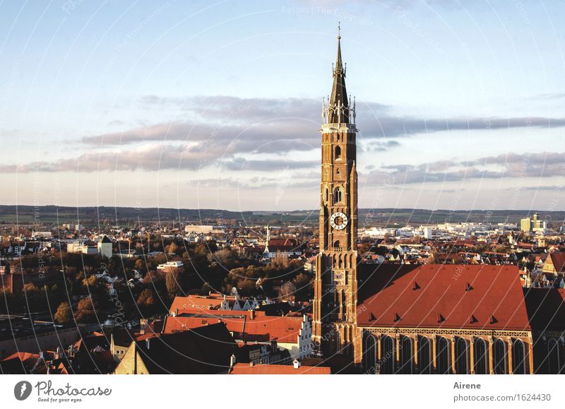 symbolisch Landshut Bayern Stadt Hauptstadt Stadtzentrum Altstadt Kirche Architektur Kirchturm Zeichen Turm alt historisch hoch oben Spitze rot Hochmut Stolz