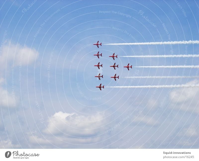 Red Arrows England Wolken Flugzeug Formation Flugschau Fototechnik Himmel Airshow