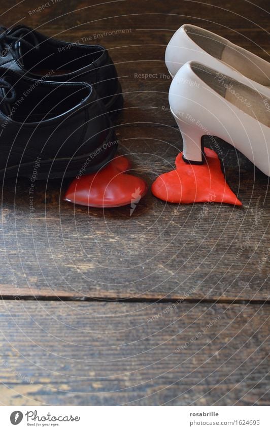 Herzensbrecher - Schuhe eines Paares die auf das Herz des anderen treten Damenschuhe Zeichen Konflikt & Streit rot schwarz weiß Liebeskummer Schmerz