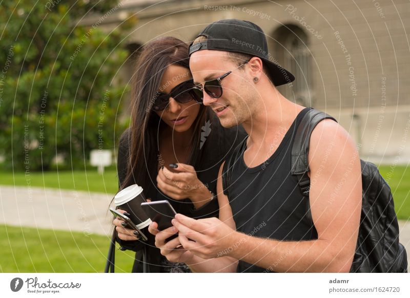 Zwei Fröhliche Freunde Fotografieren Sich Mit Einem Smartphone Ein Lizenzfreies Stock Foto Von 