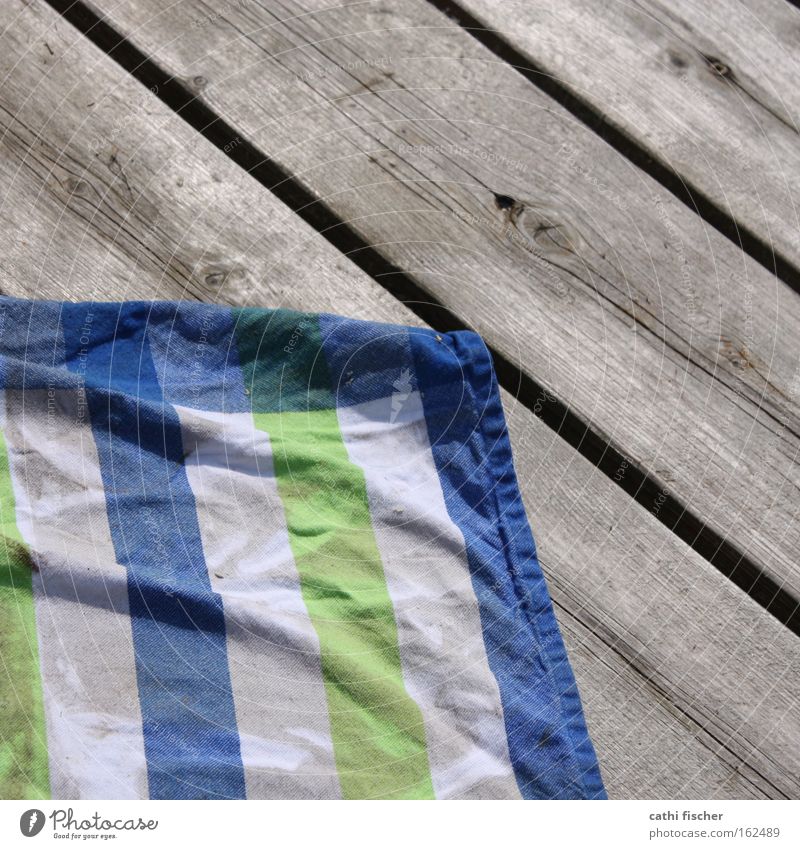 tuch auf steg Tuch Steg gestreift grün blau weiß Holz nass Falte Streifen Stoff Küche Holzbrett Wasser Sommer Dekoration & Verzierung Haushalt Schwimmbad