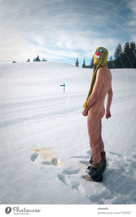 bunny pee Ostern Osterhase Maske verkleiden Hase & Kaninchen Strumpfhose Surrealismus Comic lustig urinieren Urin verrückt Schnee Alpen nackt obskur