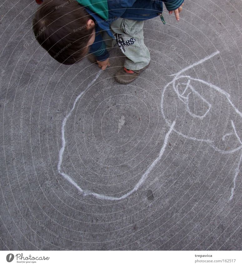 young Kind Art beton Straße malerei zeichnung kunst kreativ kreiden spielen zeichnen Asphalt Linie Stadt Kindergarten
