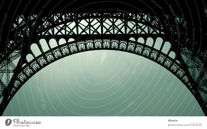 Die Genialität des Gustave Eiffel Tour d'Eiffel Paris Weltausstellung Stahl Fachwerkfassade Architektur monumental hoch gewaltig Funkturm Eisen Niete Tourismus