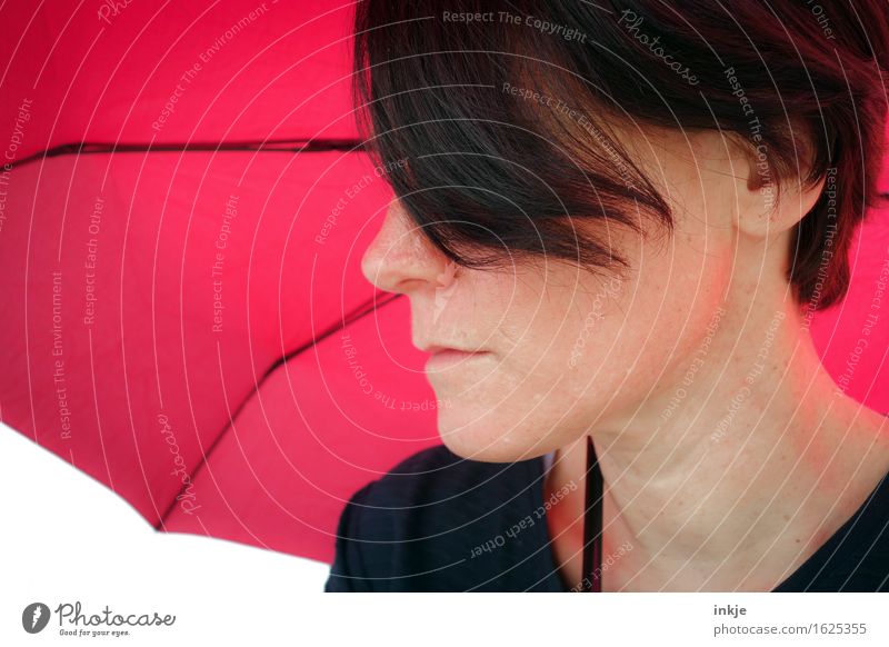 Schirm Lifestyle Stil Freizeit & Hobby Frau Erwachsene Leben Gesicht 1 Mensch Sonnenschirm Regenschirm rosa rot Nur eine Frau allein Haarsträhne Farbfoto