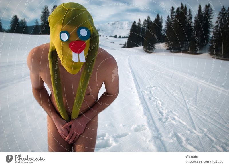 eier verstecken Ostern Osterhase Maske verkleiden Hase & Kaninchen Strumpfhose Surrealismus Comic lustig verrückt Schnee Alpen nackt Schüchternheit Säugetier