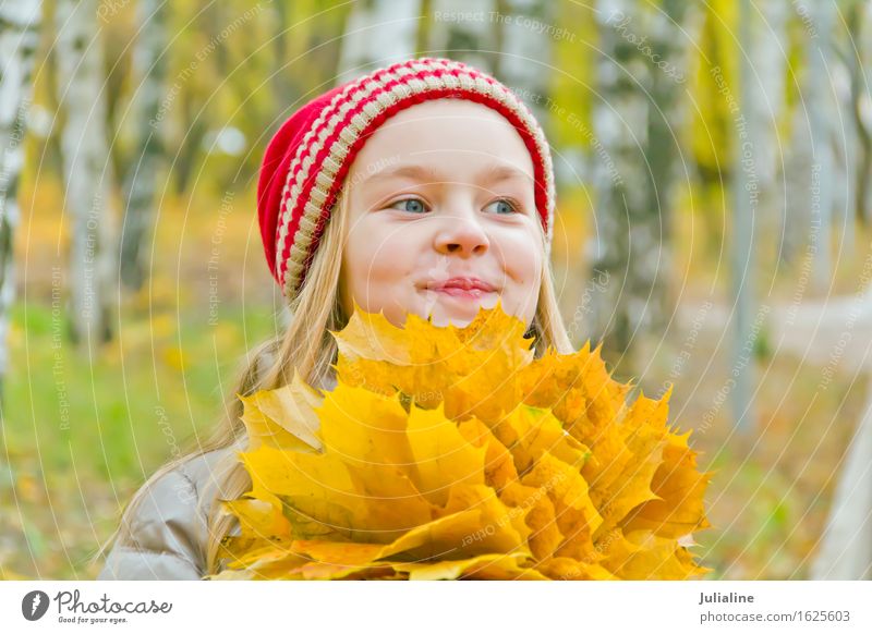 Nettes lächelndes Mädchen im Herbst Sommer Kind Schulkind Frau Erwachsene Kindheit 1 Mensch 3-8 Jahre 8-13 Jahre blond niedlich blau weiß fünf sechs 7 acht