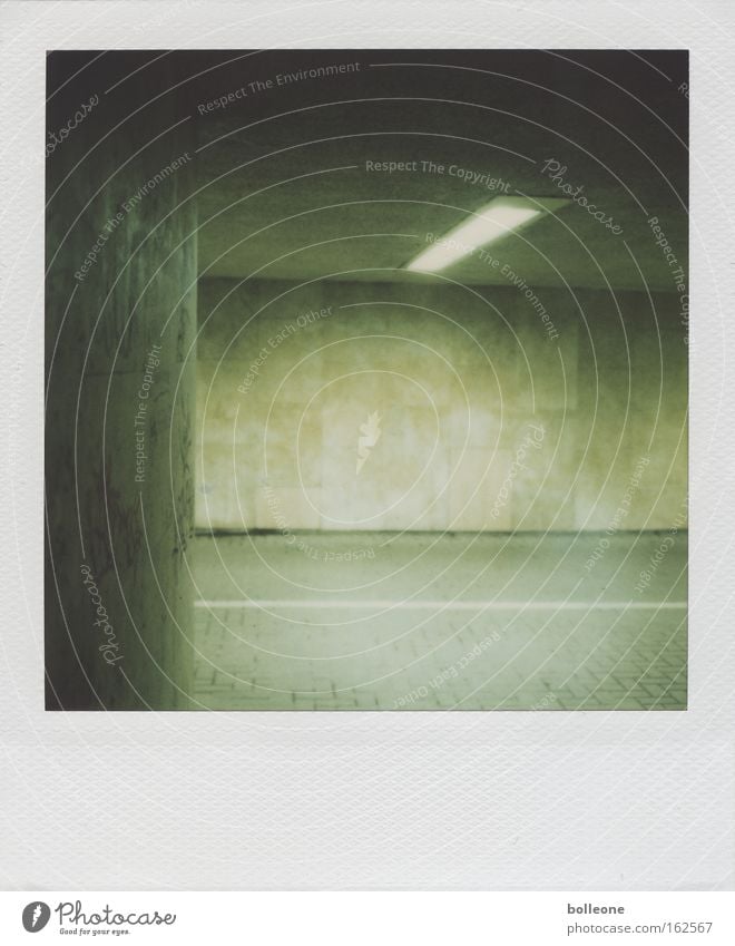 Tünnell Tunnel Unterführung dunkel Licht bedrohlich Hofgarten Polaroid grün Neonlicht Lichterscheinung Wand Mauer Angst Panik gefährlich