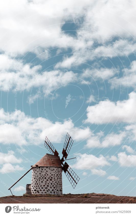 Wind VI Kunst Kunstwerk ästhetisch Windstille Windrad Windmühle Spanien Windkraftanlage Wolken Sommer Sommerurlaub abgelegen historisch Sehenswürdigkeit
