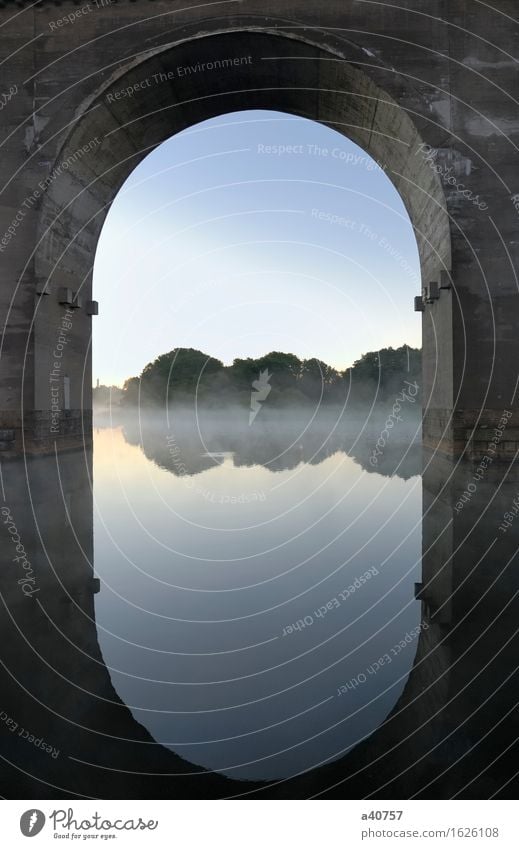 Stockholms alte Brücke Brückenkonstruktion Wasser Spiegel Reflexion & Spiegelung Bogen Schweden Beton Stadt