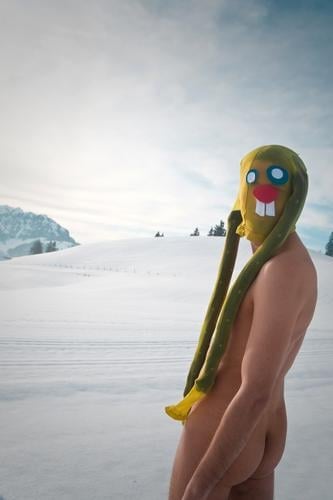 Mein Name ist Hase Ostern Osterhase Maske verkleiden Hase & Kaninchen Strumpfhose Surrealismus Comic lustig verrückt Schnee Alpen nackt Hinterteil Gesäß