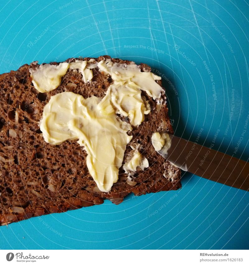 alles in butter ... Lebensmittel Milcherzeugnisse Brot Messer liegen außergewöhnlich nachhaltig trocken blau Verantwortung achtsam Wachsamkeit gewissenhaft