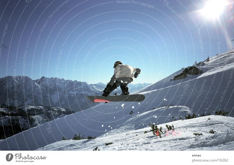 snowboard action 2 Snowboard springen Aktion Sport Schnee Sonne Sonnenstrahlen Gegenlicht fliegen Körperhaltung Bergkette Schneebedeckte Gipfel Skipiste 1 hoch