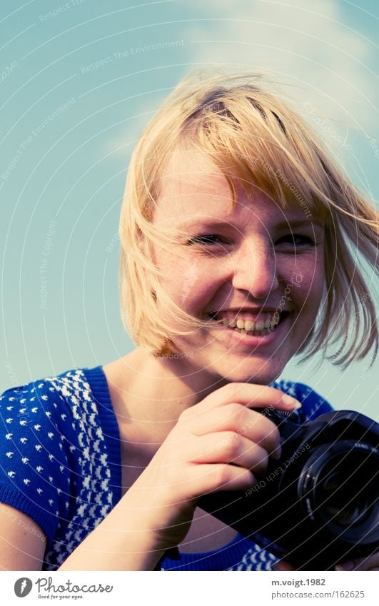 [DD|Apr|09] Smile Frau Lächeln Freude Fotografieren Fotokamera blond schön Wind Haare & Frisuren Himmel blau Zufriedenheit