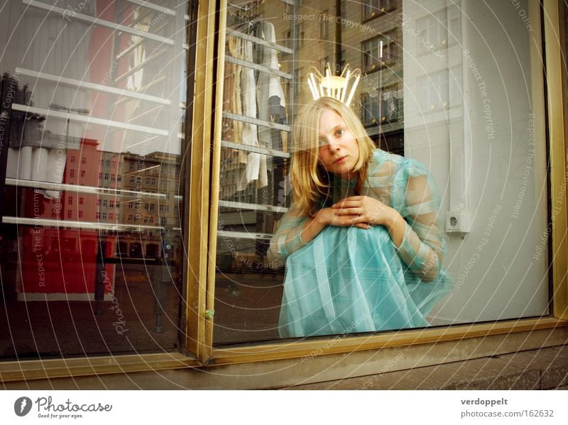 \|/ Prinzessin Frau Kleid Stil Mode Bekleidung Krone Junge Frau 18-30 Jahre blond langhaarig Blick in die Kamera Schaufenster Tüll Spiegelbild Krönung hocken