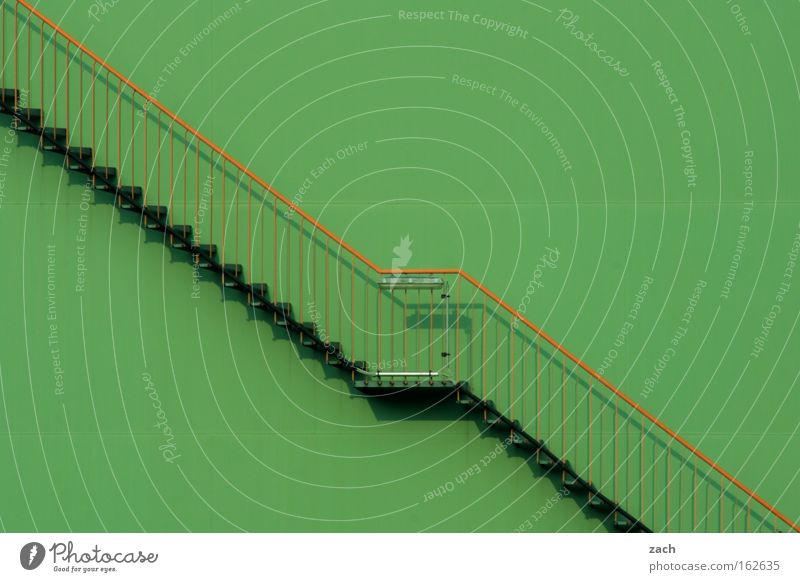Treppe abwärts Fabrik grün Aussicht aufwärts steigen Absturz diagonal Industrie Abgang Geländer