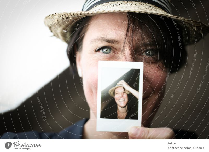 Frau mit Polaroid Lifestyle Stil Freude Freizeit & Hobby Erwachsene Leben Gesicht 1 Mensch Hut Strohhut Fotografie Bild-im-Bild Lächeln lachen Freundlichkeit