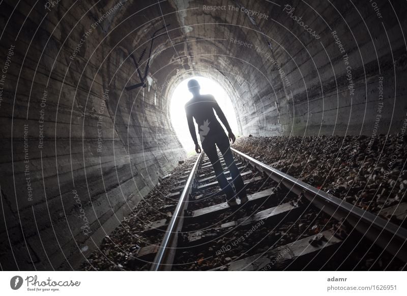 Mann in einem Tunnel mit Blick auf das Licht Abenteuer Leben nach dem Tod gewölbt Architektur Asyl hell dunkel Tageslicht Flucht Erleuchtung Glaube Zukunft