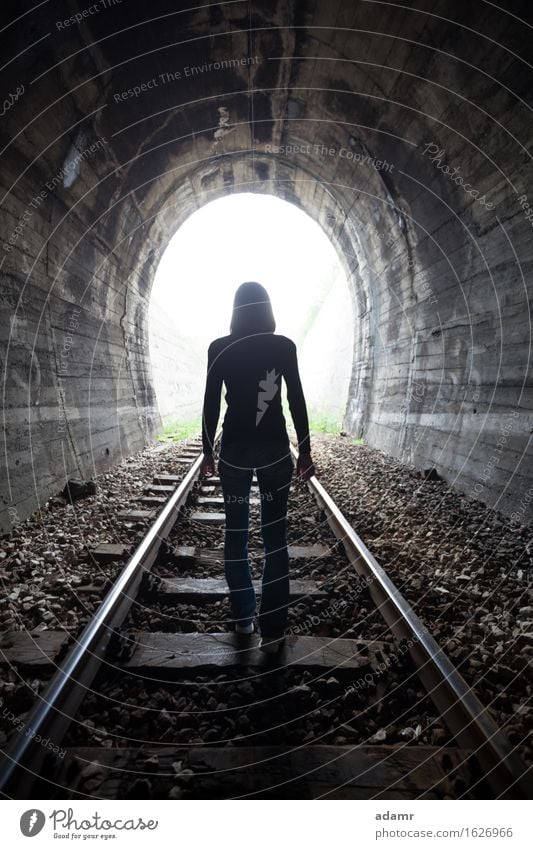 Frauen in einem Tunnel mit Blick auf das Licht Abenteuer Leben nach dem Tod gewölbt Architektur Asyl hell dunkel Tageslicht Flucht Erleuchtung Glaube Zukunft