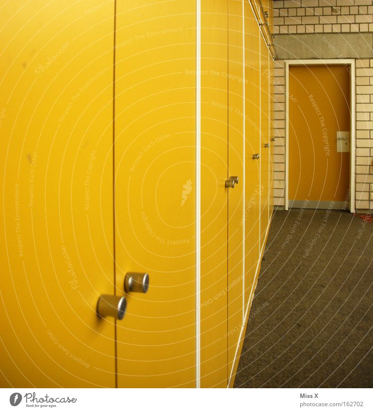 Gelb Farbfoto mehrfarbig Innenaufnahme Detailaufnahme Haus Schule Schulgebäude Klassenraum Gebäude Tür alt gelb Schrank Teppich Schulunterricht Schulklasse