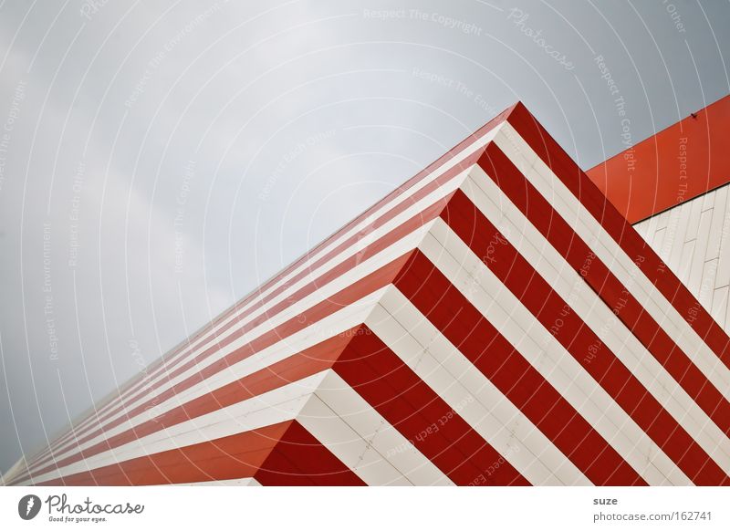 Russisches Zebra Streifen Balken Ecke Haus Eckgebäude rot weiß Wechseln Fenster Strukturen & Formen Linie hypnotisch Schatten Geometrie abstrakt Architektur
