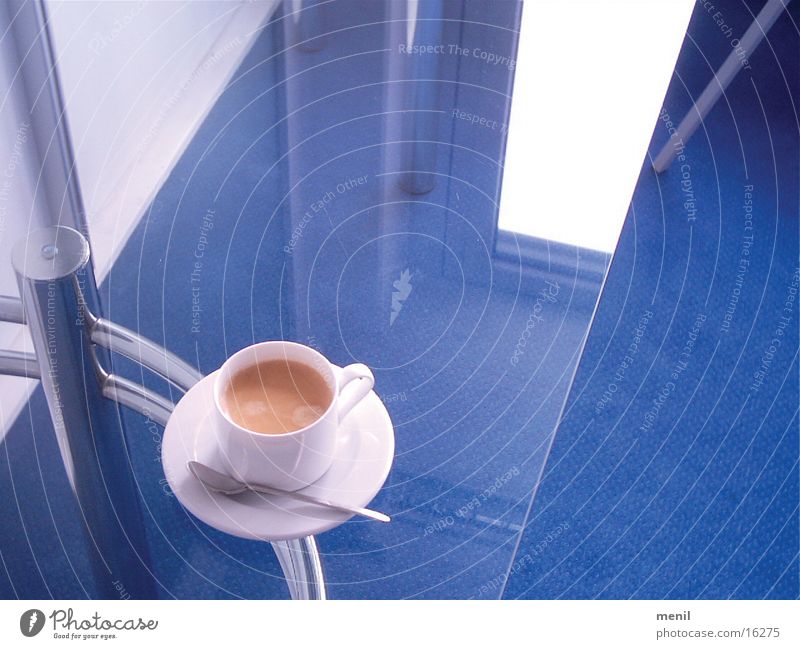 kaffee hoch 2 Tasse Tisch Kaffee aromatisch Glastisch 1 Reflexion & Spiegelung Kaffeetasse Untertasse Kaffeelöffel Edelstahl Fenster Kaffeeschaum Menschenleer