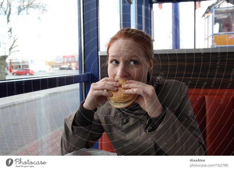 Mund auf! Ernährung Essen Fastfood Gastronomie Frau Erwachsene rothaarig Stimmung Leidenschaft Appetit & Hunger Cheeseburger Hamburger Fast Food Restaurant