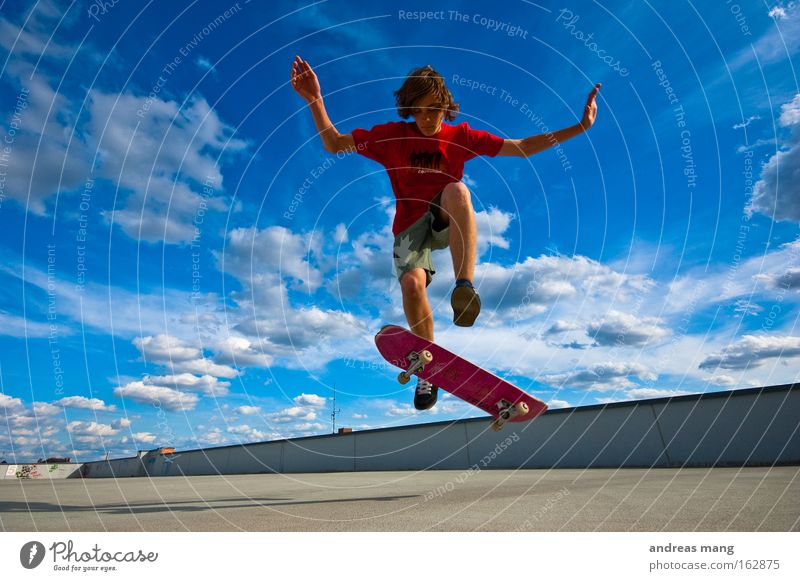 Pop Shov-it Skateboarding Sport springen Freude Stil fliegen extrem Freiheit Leben anstrengen Konzentration Parkhaus parken Extremsport