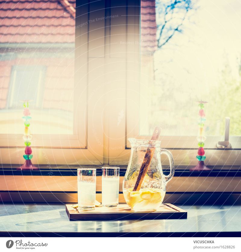 Zwei Gläser und Krug mit Limonade auf dem Küchentisch Lebensmittel Frucht Ernährung Getränk Erfrischungsgetränk Saft Longdrink Cocktail Glas Lifestyle Stil