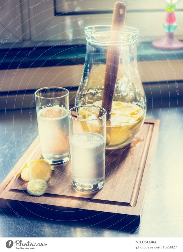 Frische selbst gemachte Limonade mit Küche Hintergrund Lebensmittel Frucht Getränk Erfrischungsgetränk Saft Longdrink Cocktail Glas Lifestyle Stil
