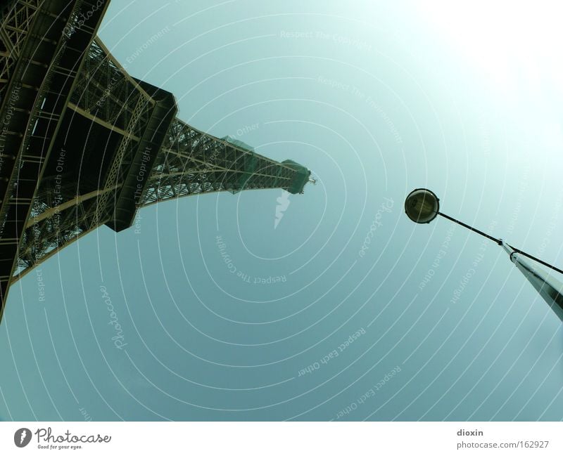 Tragische Strassenlaternen Tour d'Eiffel Paris Laterne Straßenbeleuchtung Stahl Fachwerkfassade Architektur monumental hoch gewaltig Funkturm Eisen Tourismus