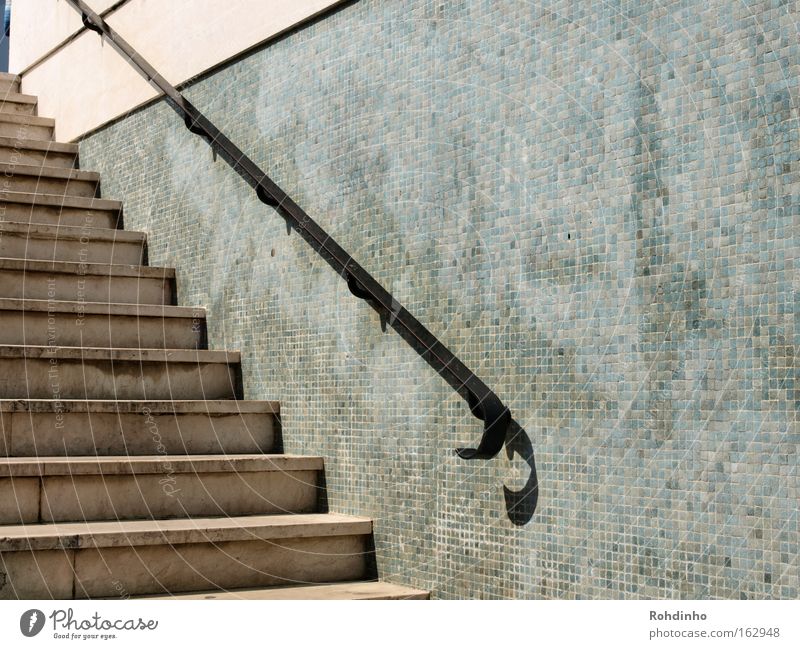 Upstairs Farbfoto Außenaufnahme Detailaufnahme Menschenleer Textfreiraum rechts Schatten Tunnel Architektur Mauer Wand Treppe grau Geländer aufwärts Mosaik
