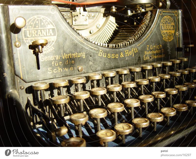 Schönes altes Ding Tastatur schreiben Schreibmaschine antik Antiquität Urainia aus Zürich Farbband Farbfoto Innenaufnahme Menschenleer Kunstlicht Sammlerstück