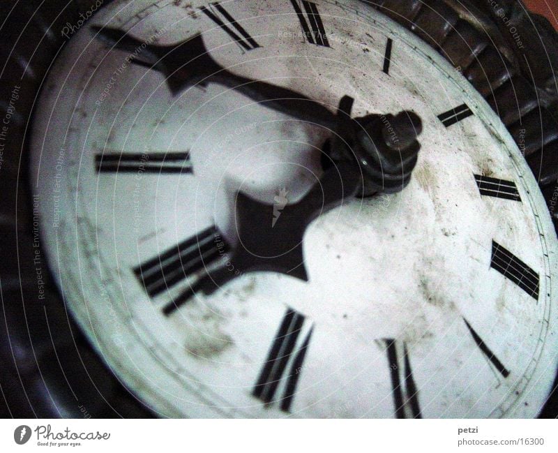 Wie die Zeit vergeht Uhr alt schwarz weiß Zifferblatt Uhrwerk antik Uhrenzeiger 1867 gebaut Farbfoto Innenaufnahme Menschenleer Kunstlicht Römische Zahlen