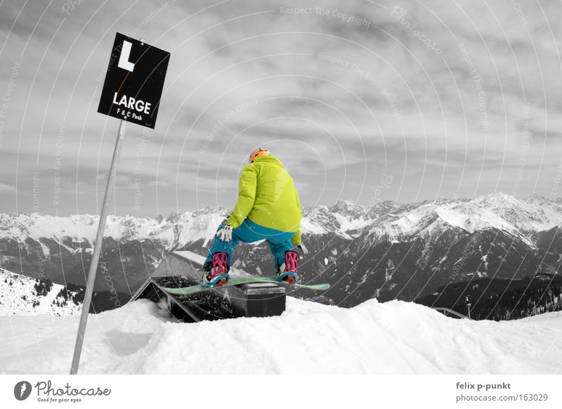 don't break Schwarzweißfoto mehrfarbig Außenaufnahme Textfreiraum rechts Tag Kontrast Totale Rückansicht Winter Schnee Snowboard Kasten Sport springen sportlich