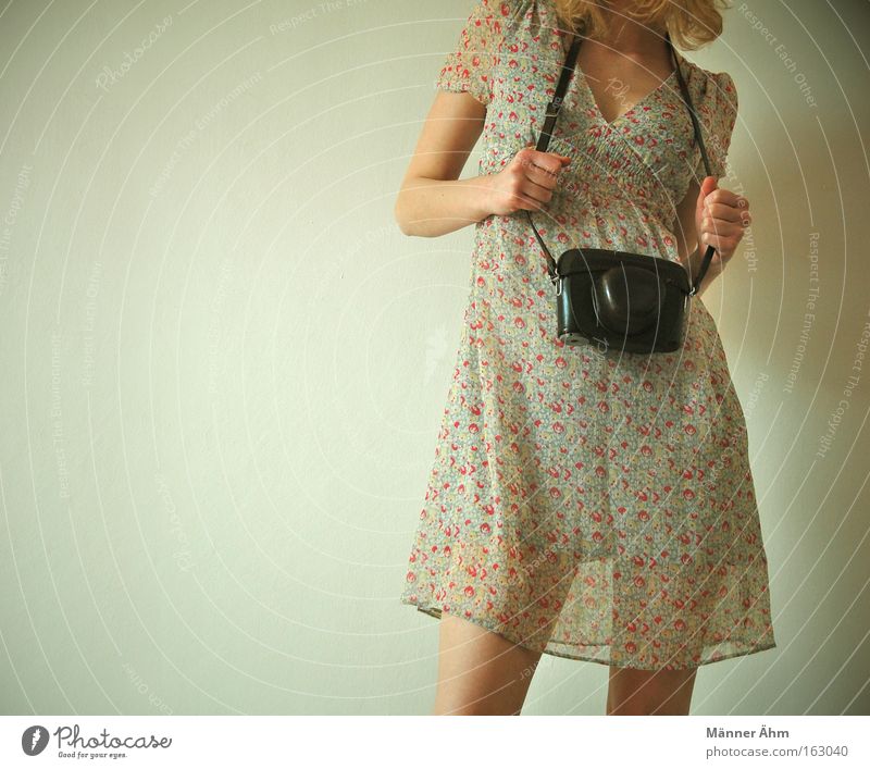 Ich knips mir eine... Kleid Bekleidung Fotografie Tasche Frau Hand Frühling Beine Mode