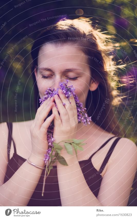 Der Duft des Flieders. Gesundheit Alternativmedizin Allergie Wellness harmonisch Wohlgefühl Erholung ruhig Mensch feminin Junge Frau Jugendliche Erwachsene 1