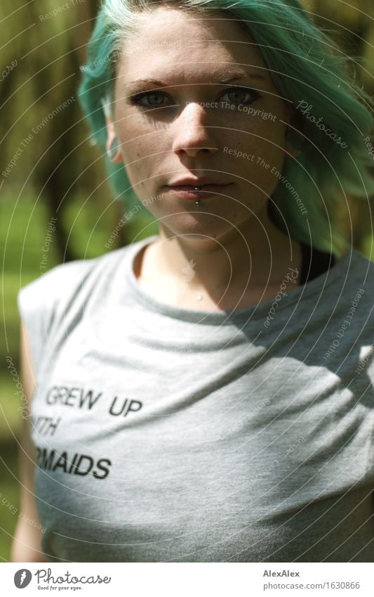 sui generis Sinnesorgane Ausflug Junge Frau Jugendliche Gesicht 18-30 Jahre Erwachsene Natur Schönes Wetter Baum Wald T-Shirt Piercing beobachten Blick