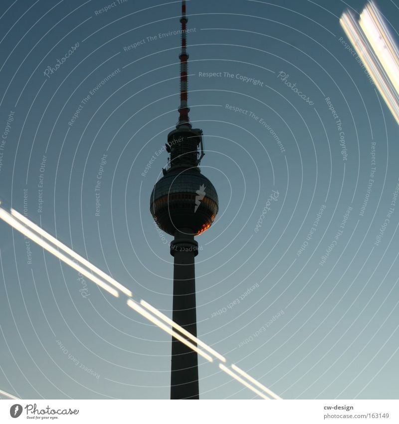 Das ist nicht Berlin [Pt. II] Berliner Fernsehturm Reflexion & Spiegelung Nacht Dämmerung Alexanderplatz Hauptstadt Architektur Silhouette Wahrzeichen