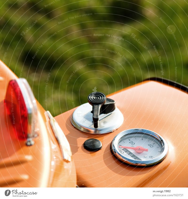 Denn eine Schwalbe... Schwalben Kleinmotorrad DDR Detailaufnahme Tachometer orange Motorrad Reflexion & Spiegelung neu Gras Makroaufnahme Nahaufnahme