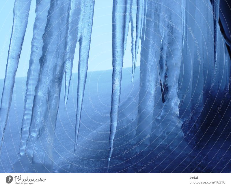 Eiszeit Winter Eiszapfen Dach kalt gefroren weiß Dachrinne Schnee blau