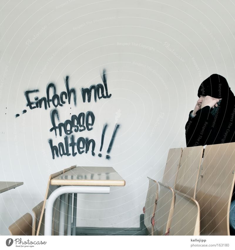 mündlich, setzen, sechs Graffiti Student Meinung Deutschland Redewendung Schule Schüler Kultur Bildung schweigen Schulbank sitzen Mensch Tisch PISA-Studie