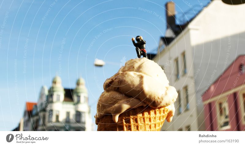 ice cream ninja mehrfarbig Außenaufnahme Detailaufnahme Textfreiraum links Tag Sonnenlicht Froschperspektive Speiseeis Süßwaren Freude schön Sommer Klettern