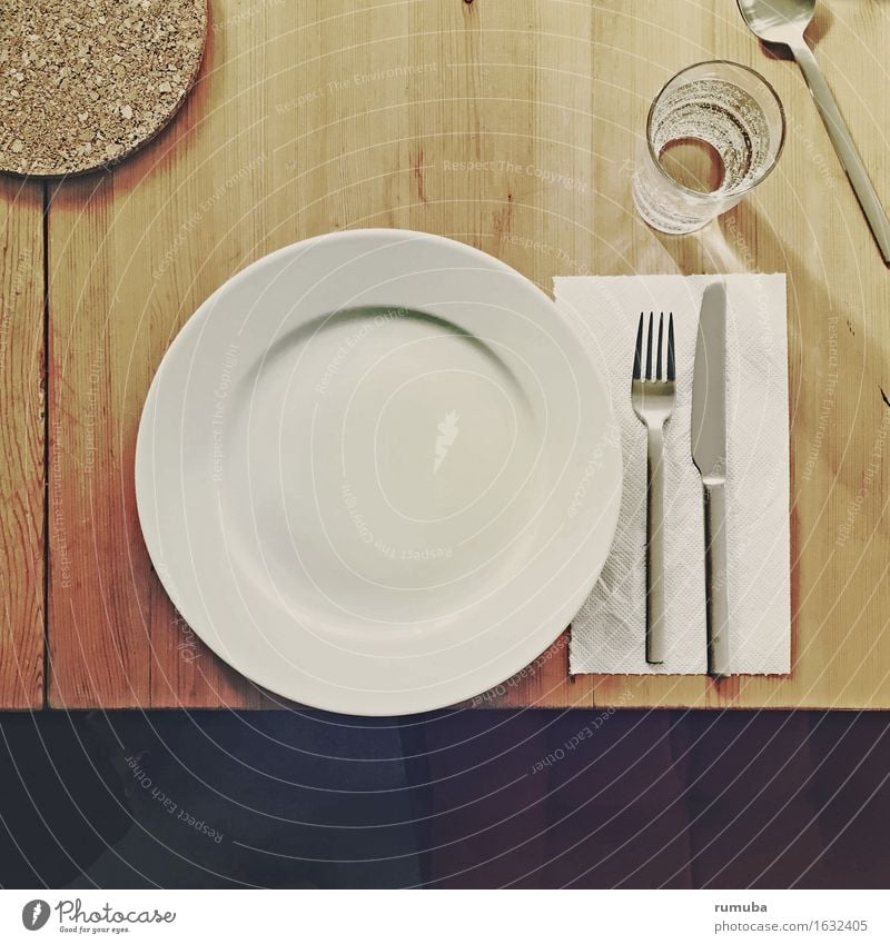 Tischlein deck' dich Ernährung Geschirr Teller Glas Besteck Messer Gabel Löffel Essen trinken warten rund zurückhalten Appetit & Hunger Erwartung Lomografie