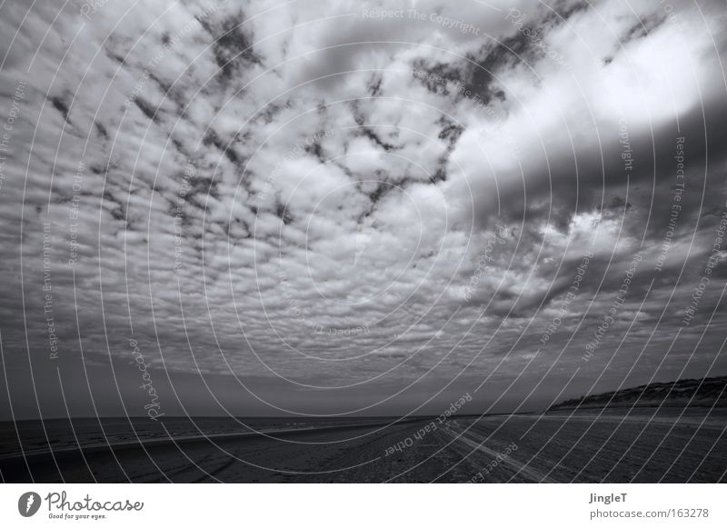 cloudy Wolken Himmel Strand Meer Ferne Sehnsucht Erholung dramatisch Schwarzweißfoto Menschenleer Einsamkeit Ameland Insel Niederlande Küste tief